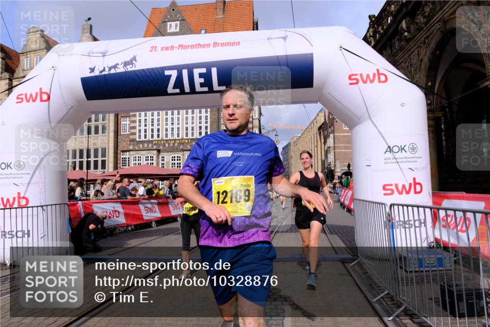 13.09.2026 - 21. swb-Marathon Bremen Tim E. http://msf.ph/oto/10328876 13.09.2026 11:02:46 Ziel 10153, 10154, 10273, 10274, 10278, 10338, 10738, 10885, 10915, 10943, 11137, 11261, 11505, 11508, 11526, 11554, 11662, 11853, 11886, 11890, 11945, 12169, 12252, 12429, 12489 meine-sportfotos.de