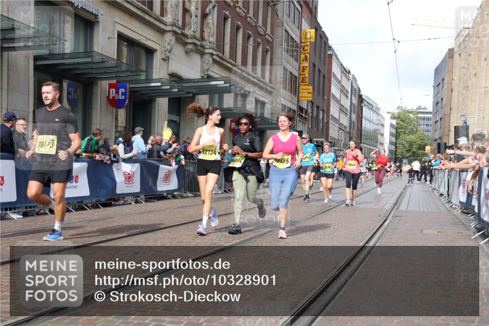 13.09.2026 - 21. swb-Marathon Bremen Strokosch-Dieckow http://msf.ph/oto/10328901 13.09.2026 11:02:04 Ziel 10153, 10154, 10173, 10273, 10274, 10278, 10331, 10338, 10439, 10636, 10738, 10885, 10915, 10943, 11137, 11249, 11505, 11508, 11526, 11554, 11576, 11811, 11853, 11886, 11890, 11945, 12042, 12094, 12134, 12135, 12169, 12252, 12437, 12489, 10257, 10409, 10444, 10473, 10500, 10617, 10803, 10817, 10924, 11115, 11268, 11369, 11412, 11413, 11436, 11479, 11486, 11859, 12016, 12095, 12145, 12360, 12379, 12412, 12466, 12506 meine-sportfotos.de
