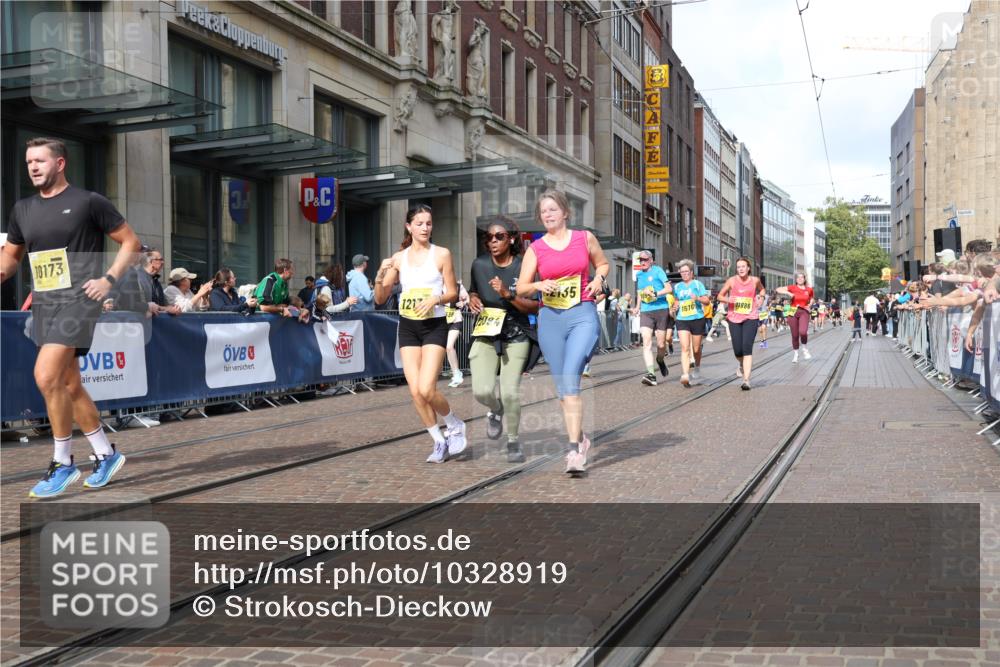13.09.2026 - 21. swb-Marathon Bremen Strokosch-Dieckow http://msf.ph/oto/10328919 13.09.2026 11:02:05 Ziel 10153, 10154, 10173, 10273, 10274, 10278, 10331, 10338, 10439, 10636, 10738, 10885, 10915, 10943, 11137, 11249, 11505, 11508, 11526, 11554, 11576, 11811, 11853, 11886, 11890, 11945, 12042, 12094, 12134, 12135, 12169, 12252, 12437, 12489, 10257, 10409, 10444, 10473, 10500, 10617, 10803, 10817, 10924, 11115, 11268, 11369, 11412, 11413, 11436, 11479, 11486, 11811, 11859, 12016, 12095, 12145, 12360, 12379, 12412, 12437, 12466, 12506 meine-sportfotos.de