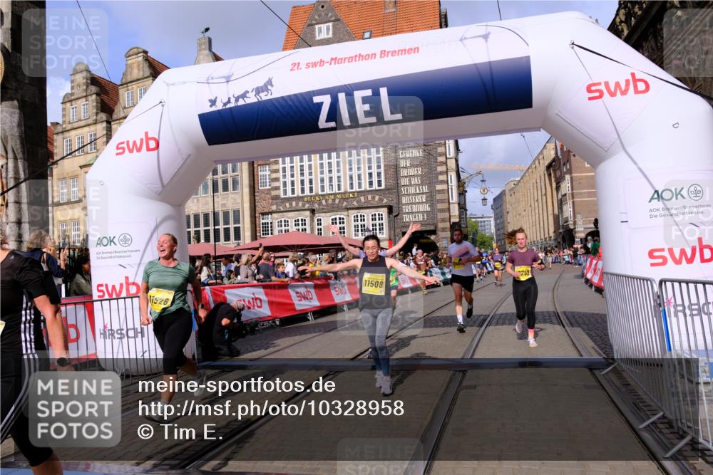 13.09.2026 - 21. swb-Marathon Bremen Tim E. http://msf.ph/oto/10328958 13.09.2026 11:02:48 Ziel 10153, 10154, 10273, 10274, 10278, 10338, 10738, 10885, 11137, 11261, 11505, 11508, 11526, 11554, 11662, 11853, 11890, 11945, 12154, 12169, 12252, 12429, 12489 meine-sportfotos.de