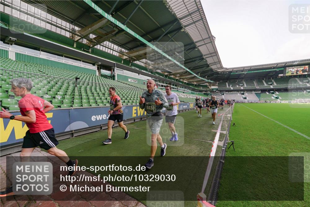 13.09.2026 - 21. swb-Marathon Bremen Michael Burmester http://msf.ph/oto/10329030 13.09.2026 13:35:25 Laufen im Stadion 170, 193, 368, 462, 496, 657, 679, 709, 916, 1015, 1026, 1280, 1321, 1396, 1432, 1444, 1553, 1560, 1607, 1703, 1726, 1772, 1784, 1827, 1965, 1974, 1977, 1992, 2335, 2338, 2451, 2511, 2578, 2650, 2688, 2735, 2789, 2791, 2894, 2933, 3090, 3161, 3179, 3191, 3345, 3406, 3463, 3472, 3498, 3547, 3555, 3573, 3588, 3660, 3708, 3709, 3720, 3801, 3904, 3914, 4014, 4145, 4200, 4290, 4500, 4546, 4561, 4880, 4967, 5000, 5151, 5332, 5818 meine-sportfotos.de