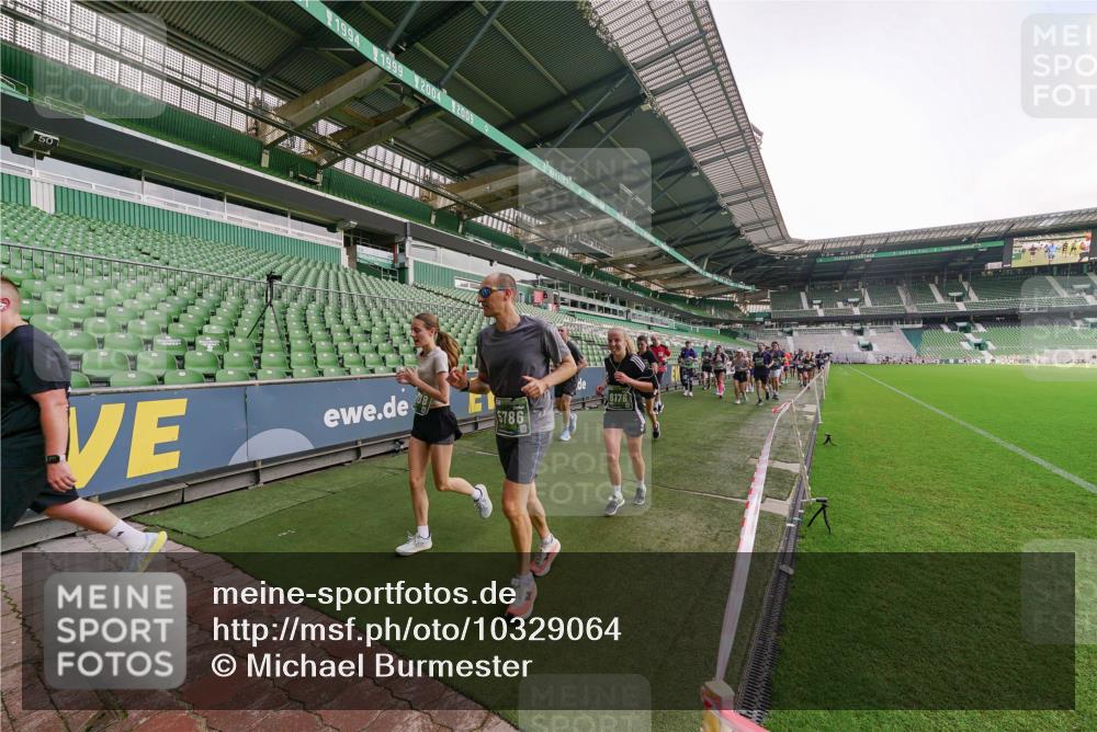 13.09.2026 - 21. swb-Marathon Bremen Michael Burmester http://msf.ph/oto/10329064 13.09.2026 13:35:29 Laufen im Stadion 170, 193, 368, 462, 491, 496, 657, 679, 709, 916, 1015, 1026, 1280, 1321, 1396, 1432, 1553, 1560, 1607, 1703, 1726, 1772, 1784, 1934, 1965, 1974, 1977, 1992, 2335, 2338, 2451, 2578, 2650, 2688, 2789, 2791, 2894, 2933, 3090, 3161, 3169, 3179, 3191, 3345, 3406, 3463, 3472, 3498, 3547, 3555, 3573, 3588, 3660, 3708, 3709, 3720, 3801, 3904, 3914, 4014, 4145, 4200, 4290, 4500, 4546, 4561, 4880, 4967, 5000, 5151, 5332, 5818 meine-sportfotos.de