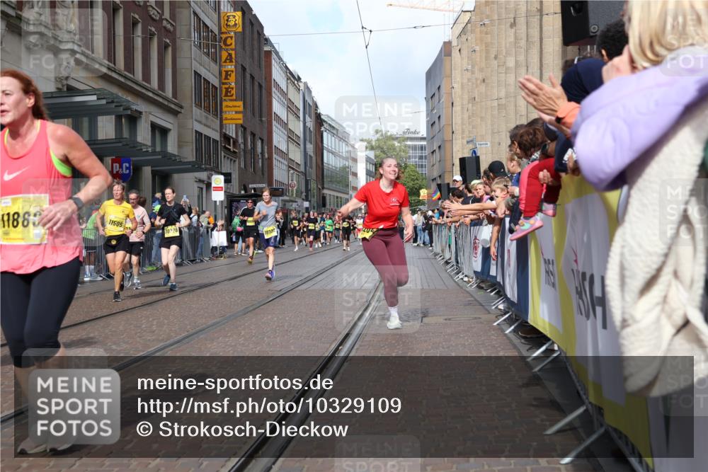 13.09.2026 - 21. swb-Marathon Bremen Strokosch-Dieckow http://msf.ph/oto/10329109 13.09.2026 11:02:09 Ziel 10153, 10154, 10173, 10273, 10274, 10278, 10331, 10338, 10439, 10738, 10885, 10915, 10943, 11137, 11249, 11261, 11505, 11508, 11526, 11554, 11662, 11853, 11886, 11890, 11945, 12042, 12169, 12252, 12429, 12489, 10257, 10409, 10439, 10444, 10473, 10500, 10617, 10636, 10803, 10817, 10924, 11115, 11249, 11268, 11369, 11412, 11413, 11436, 11576, 11811, 11859, 12016, 12042, 12094, 12095, 12134, 12135, 12145, 12360, 12379, 12412, 12437, 12466, 12506 meine-sportfotos.de