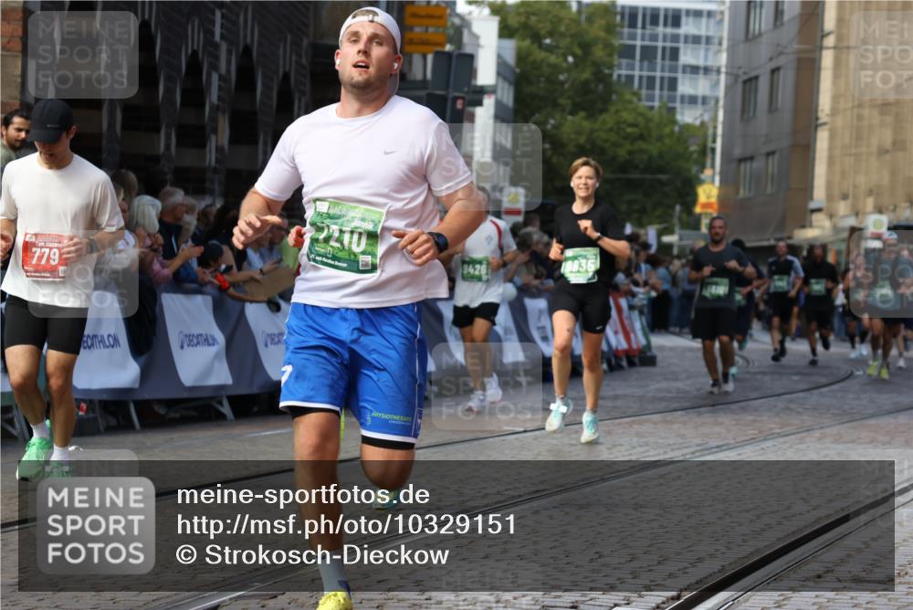 13.09.2026 - 21. swb-Marathon Bremen Strokosch-Dieckow http://msf.ph/oto/10329151 13.09.2026 13:13:51 Ziel 779, 2130, 2360, 2401, 2767, 2882, 6407, 7493, 8477, 8568, 8840, 8963, 9442, 13099, 670, 1433, 1613, 2701, 2824, 3236, 5593, 5610, 6145, 7283, 7435, 7963, 8118, 8886, 9426, 9635, 10105 meine-sportfotos.de