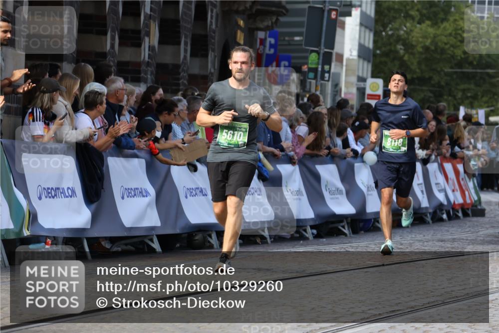 13.09.2026 - 21. swb-Marathon Bremen Strokosch-Dieckow http://msf.ph/oto/10329260 13.09.2026 13:13:56 Ziel 779, 2360, 2401, 2767, 2882, 3413, 6407, 7493, 7707, 8477, 8568, 8840, 8963, 9442, 9884, 13099, 235, 1433, 1613, 2701, 2824, 5593, 5610, 6145, 7029, 7435, 7963, 8118, 8886, 9426, 10105 meine-sportfotos.de