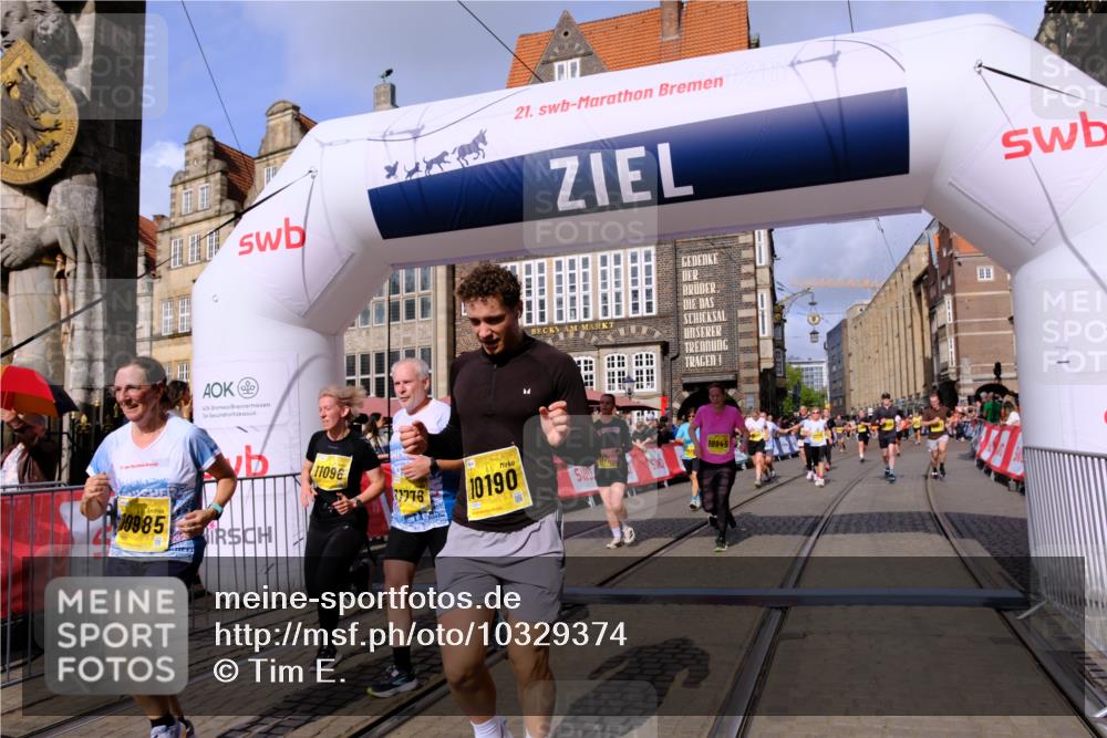 13.09.2026 - 21. swb-Marathon Bremen Tim E. http://msf.ph/oto/10329374 13.09.2026 11:03:01 Ziel 10190, 10296, 10633, 10783, 10945, 10954, 10955, 10985, 11096, 11107, 11261, 11554, 11564, 11662, 11701, 11719, 11730, 11776, 11785, 11945, 12071, 12154, 12247, 12252, 12429, 12451, 12465, 12489 meine-sportfotos.de
