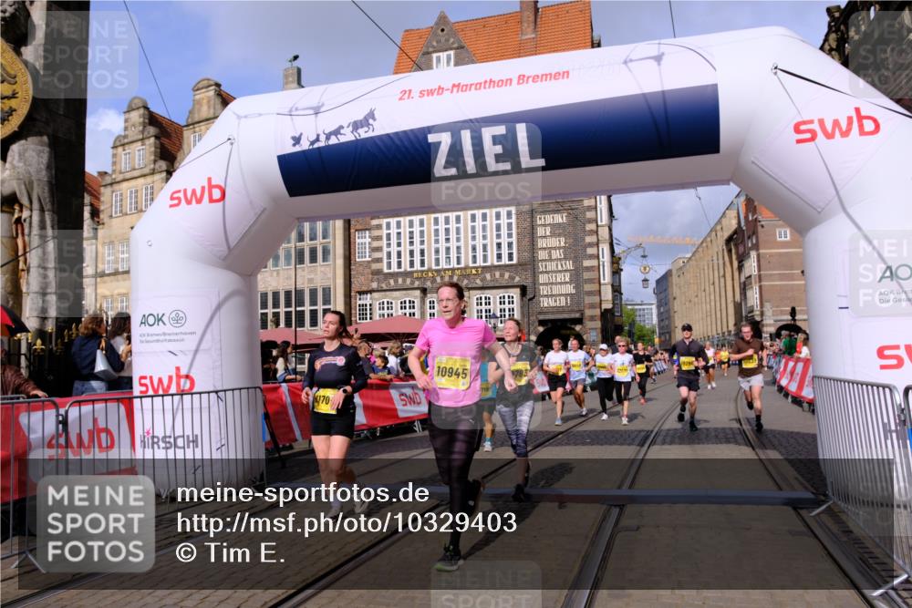 13.09.2026 - 21. swb-Marathon Bremen Tim E. http://msf.ph/oto/10329403 13.09.2026 11:03:02 Ziel 10190, 10296, 10633, 10783, 10945, 10954, 10955, 10985, 11096, 11107, 11261, 11564, 11662, 11701, 11719, 11730, 11776, 11785, 11945, 12071, 12154, 12247, 12429, 12451, 12465 meine-sportfotos.de