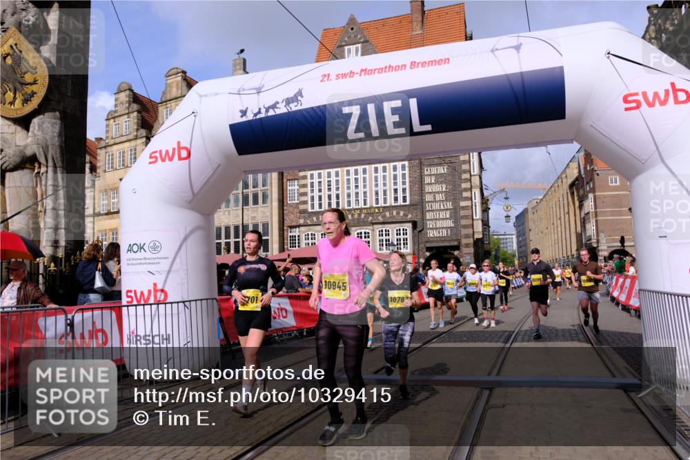 13.09.2026 - 21. swb-Marathon Bremen Tim E. http://msf.ph/oto/10329415 13.09.2026 11:03:03 Ziel 10190, 10296, 10633, 10783, 10945, 10954, 10955, 10985, 11096, 11107, 11261, 11564, 11662, 11701, 11719, 11730, 11776, 11785, 12071, 12154, 12247, 12429, 12451, 12465 meine-sportfotos.de