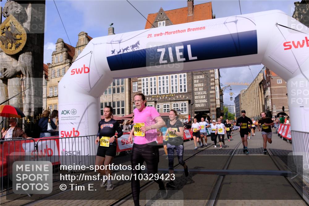 13.09.2026 - 21. swb-Marathon Bremen Tim E. http://msf.ph/oto/10329423 13.09.2026 11:03:03 Ziel 10190, 10296, 10633, 10783, 10945, 10954, 10955, 10985, 11096, 11107, 11261, 11564, 11662, 11701, 11719, 11730, 11776, 11785, 12071, 12154, 12247, 12429, 12451, 12465 meine-sportfotos.de