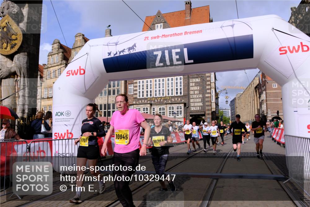 13.09.2026 - 21. swb-Marathon Bremen Tim E. http://msf.ph/oto/10329447 13.09.2026 11:03:03 Ziel 10190, 10296, 10633, 10783, 10945, 10954, 10955, 10985, 11096, 11107, 11261, 11564, 11662, 11701, 11719, 11730, 11776, 11785, 12071, 12154, 12247, 12429, 12451, 12465 meine-sportfotos.de