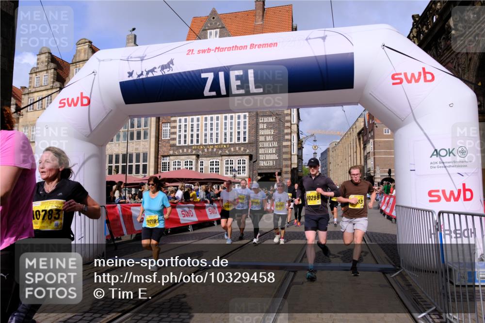 13.09.2026 - 21. swb-Marathon Bremen Tim E. http://msf.ph/oto/10329458 13.09.2026 11:03:04 Ziel 10190, 10296, 10633, 10783, 10945, 10954, 10955, 10985, 11096, 11107, 11261, 11564, 11662, 11701, 11719, 11730, 11776, 11785, 12071, 12154, 12247, 12429, 12451, 12465 meine-sportfotos.de