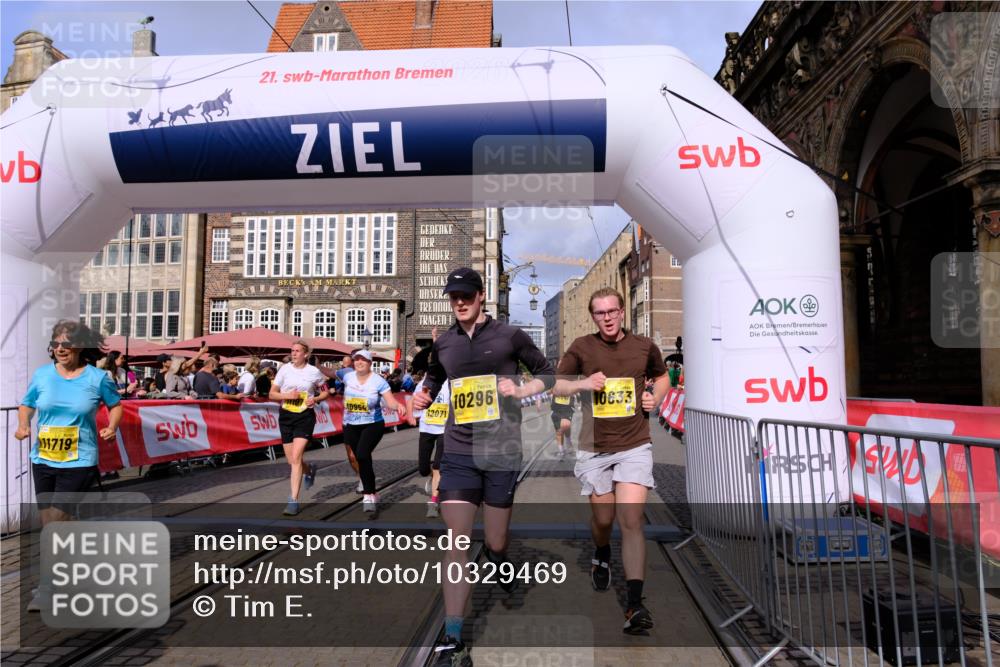 13.09.2026 - 21. swb-Marathon Bremen Tim E. http://msf.ph/oto/10329469 13.09.2026 11:03:05 Ziel 10190, 10296, 10633, 10783, 10945, 10954, 10955, 10985, 11096, 11107, 11261, 11564, 11662, 11697, 11701, 11719, 11730, 11776, 11785, 12071, 12154, 12247, 12429, 12451, 12465 meine-sportfotos.de
