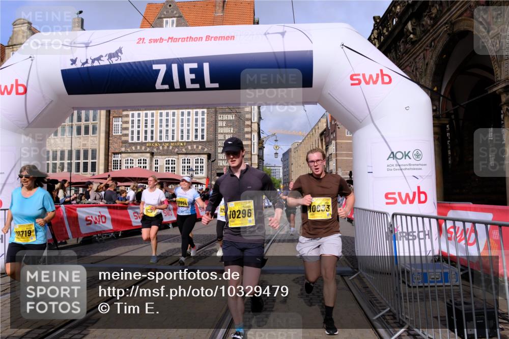13.09.2026 - 21. swb-Marathon Bremen Tim E. http://msf.ph/oto/10329479 13.09.2026 11:03:05 Ziel 10190, 10296, 10633, 10783, 10945, 10954, 10955, 10985, 11096, 11107, 11261, 11564, 11662, 11697, 11701, 11719, 11730, 11776, 11785, 12071, 12154, 12247, 12429, 12451, 12465 meine-sportfotos.de