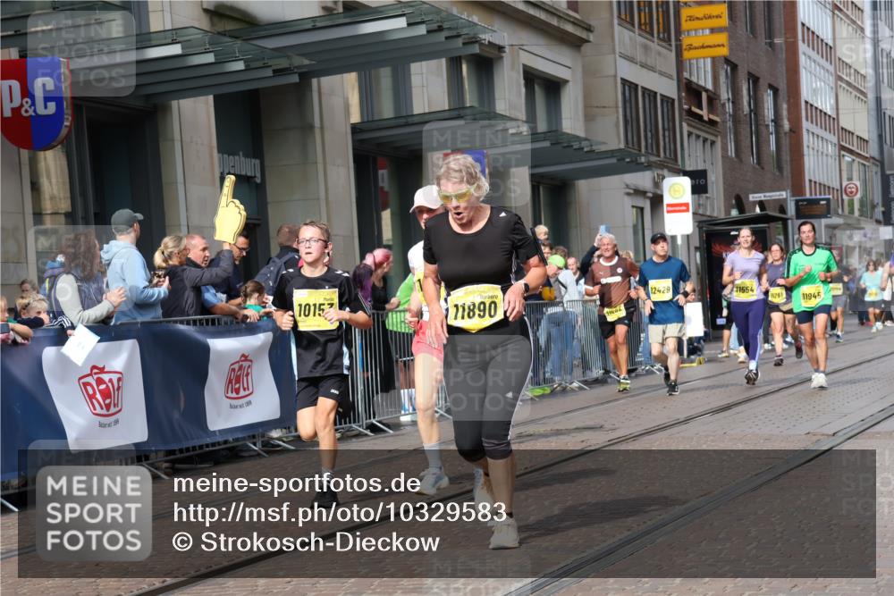 13.09.2026 - 21. swb-Marathon Bremen Strokosch-Dieckow http://msf.ph/oto/10329583 13.09.2026 11:02:20 Ziel 10190, 10296, 10633, 10783, 10945, 10954, 10955, 10985, 11096, 11107, 11137, 11261, 11508, 11526, 11554, 11662, 11701, 11719, 11776, 11890, 11945, 12071, 12154, 12169, 12252, 12429, 12451, 12489, 10153, 10154, 10173, 10273, 10274, 10278, 10331, 10338, 10439, 10473, 10500, 10617, 10636, 10738, 10803, 10885, 10915, 10924, 10943, 11249, 11505, 11576, 11811, 11853, 11886, 12016, 12042, 12094, 12134, 12135, 12145, 12360, 12437, 12506 meine-sportfotos.de