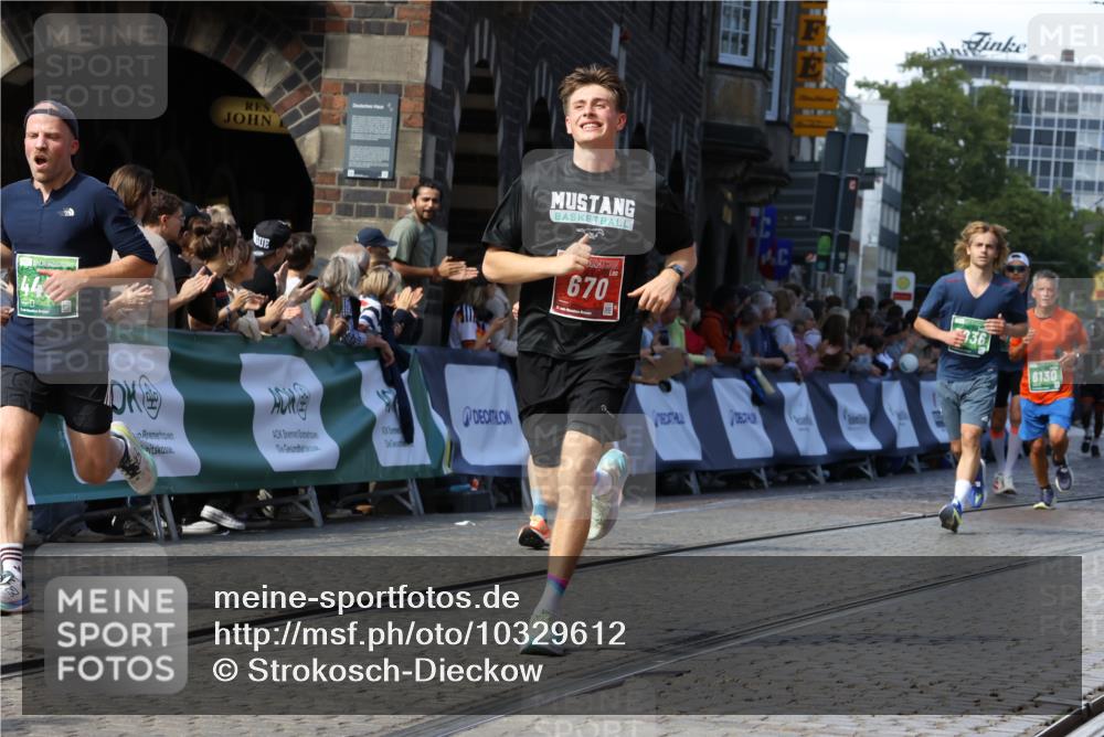 13.09.2026 - 21. swb-Marathon Bremen Strokosch-Dieckow http://msf.ph/oto/10329612 13.09.2026 13:14:21 Ziel 524, 670, 683, 1433, 1613, 1707, 2422, 2701, 2824, 3236, 5443, 5593, 5610, 6145, 7029, 7210, 7283, 7435, 7963, 8118, 8886, 9426, 9635, 10105, 199, 376, 469, 1043, 1125, 1492, 1814, 3085, 3821, 4685, 5239, 5794, 5836, 6130, 6506, 7117, 7826, 8366, 8456, 9868 meine-sportfotos.de