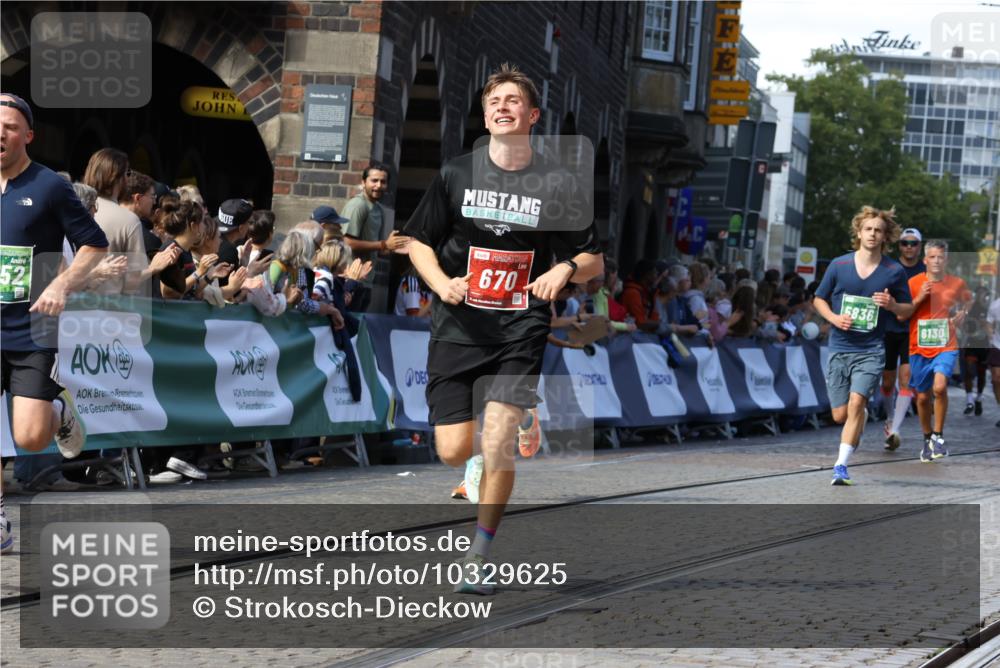 13.09.2026 - 21. swb-Marathon Bremen Strokosch-Dieckow http://msf.ph/oto/10329625 13.09.2026 13:14:21 Ziel 524, 670, 683, 1433, 1613, 1707, 2422, 2701, 2824, 3236, 5443, 5593, 5610, 6145, 7029, 7210, 7283, 7435, 7963, 8118, 8886, 9426, 9635, 10105, 199, 376, 469, 1043, 1125, 1492, 1814, 3085, 3821, 4685, 5239, 5794, 5836, 6130, 6506, 7117, 7826, 8366, 8456, 9868 meine-sportfotos.de