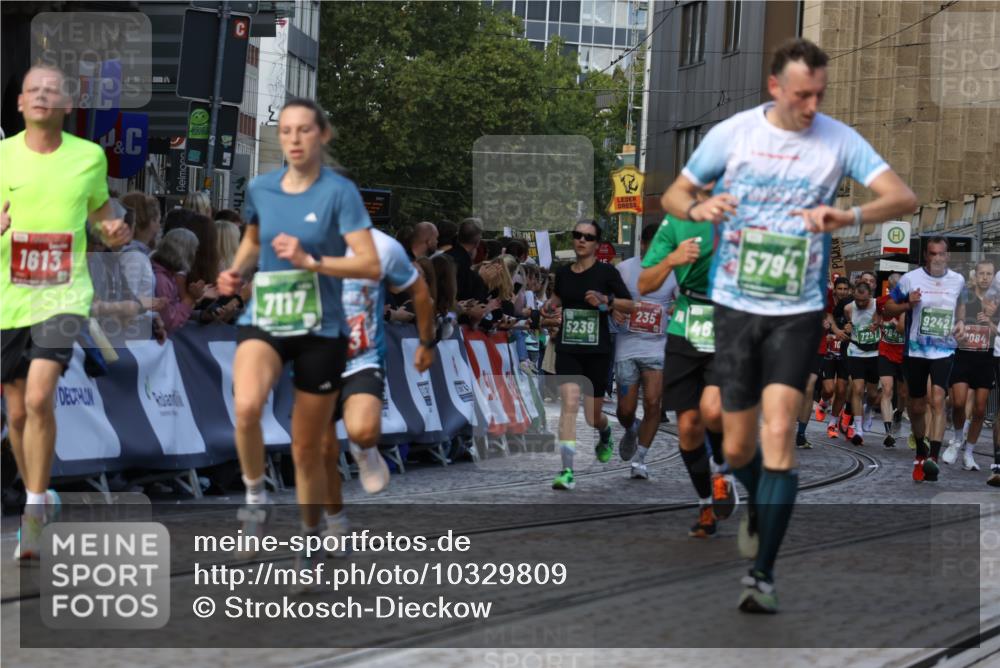 13.09.2026 - 21. swb-Marathon Bremen Strokosch-Dieckow http://msf.ph/oto/10329809 13.09.2026 13:14:27 Ziel 107, 235, 1433, 1542, 1613, 1998, 2043, 2084, 2701, 2824, 2922, 4728, 5593, 5610, 6145, 7029, 7435, 7591, 7963, 8118, 8886, 8919, 9426, 10105, 199, 376, 1043, 1492, 1814, 2251, 2971, 2997, 3012, 3085, 3821, 3834, 4586, 4685, 5239, 5794, 6506, 7117, 7782, 8366, 9242, 9868, 10016 meine-sportfotos.de