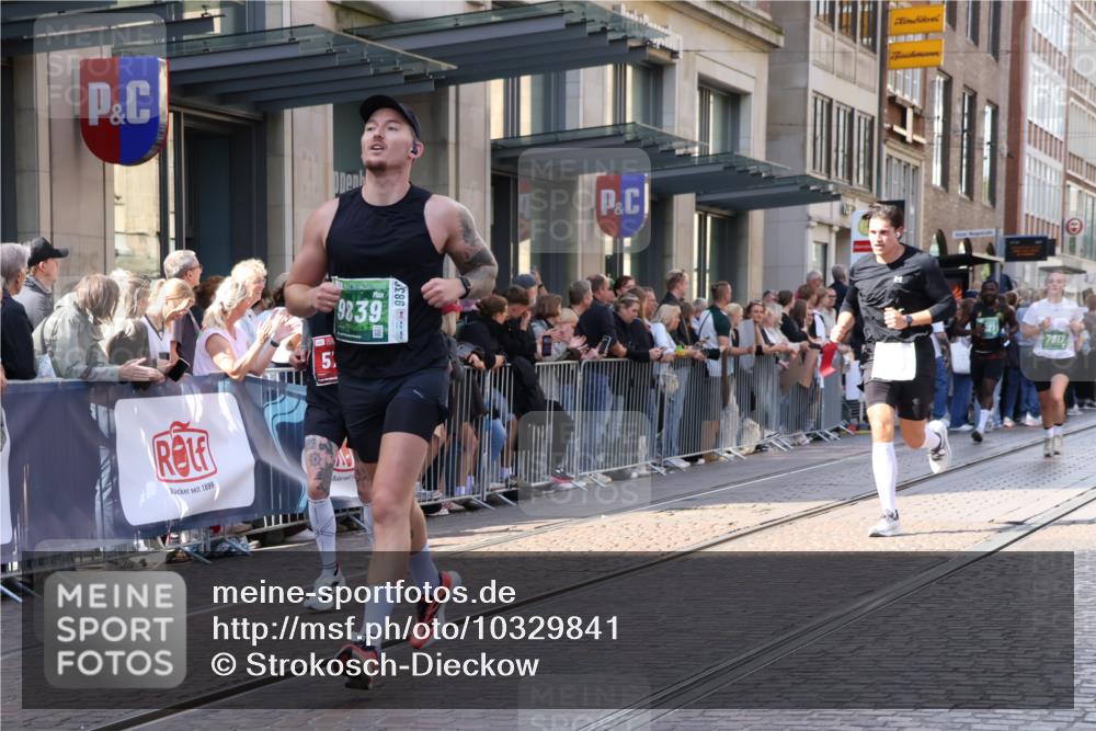 13.09.2026 - 21. swb-Marathon Bremen Strokosch-Dieckow http://msf.ph/oto/10329841 13.09.2026 13:21:52 Ziel 141, 148, 1601, 1645, 2051, 2499, 3021, 3652, 4204, 4211, 5193, 6621, 7625, 7917, 8447, 8452, 8574, 8924, 9599, 9668, 9839, 572, 1130, 1209, 1254, 2088, 2397, 2570, 3290, 3338, 3435, 3655, 3695, 3774, 3930, 3934, 4581, 4735, 5542, 6865, 6976, 7098, 7176, 8270, 8384, 8438, 8947, 9048, 9059, 9421, 10120, 13145 meine-sportfotos.de
