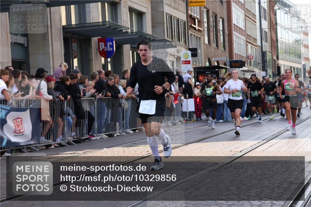 13.09.2026 - 21. swb-Marathon Bremen Strokosch-Dieckow http://msf.ph/oto/10329856 13.09.2026 13:21:53 Ziel 141, 148, 1601, 1645, 2051, 2499, 3021, 3652, 4204, 4211, 5193, 6621, 7625, 7917, 8447, 8452, 8574, 8924, 9599, 9668, 9839, 141, 572, 1130, 1209, 1254, 2088, 2397, 2570, 3290, 3338, 3435, 3695, 3774, 3930, 3934, 4581, 4735, 5193, 5542, 6865, 6976, 7098, 7176, 8384, 8438, 8947, 9048, 9059, 9421, 10120, 13145 meine-sportfotos.de