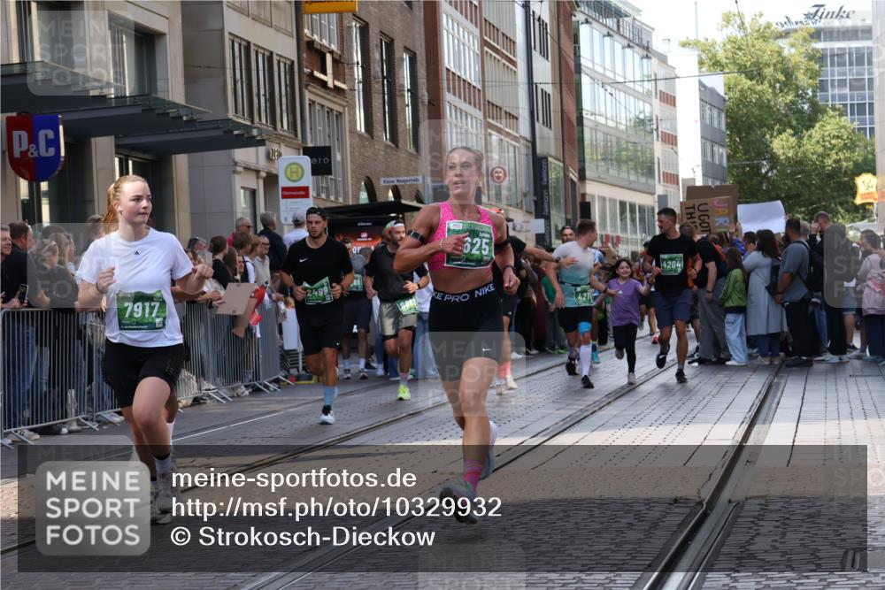 13.09.2026 - 21. swb-Marathon Bremen Strokosch-Dieckow http://msf.ph/oto/10329932 13.09.2026 13:21:55 Ziel 148, 1601, 1645, 2499, 3021, 3652, 4204, 4211, 6621, 7625, 7917, 8447, 8452, 8574, 8924, 9599, 9668, 9839, 141, 572, 1130, 1209, 1254, 2051, 2088, 2397, 2570, 3290, 3338, 3435, 3695, 3774, 3930, 3934, 4581, 4735, 5193, 5542, 6865, 6976, 7098, 7176, 8438, 8947, 9059, 9421, 9599, 10120, 13145 meine-sportfotos.de