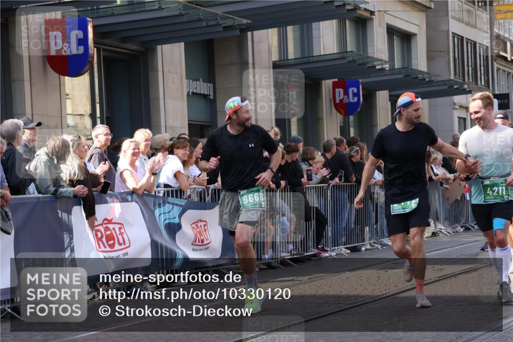 13.09.2026 - 21. swb-Marathon Bremen Strokosch-Dieckow http://msf.ph/oto/10330120 13.09.2026 13:22:01 Ziel 1601, 1645, 1933, 2499, 3021, 3855, 4204, 4211, 4697, 6621, 7625, 7917, 8447, 8574, 9668, 9839, 141, 148, 572, 1209, 1254, 2051, 2397, 3290, 3338, 3652, 3695, 3774, 3934, 4581, 4735, 5193, 6865, 6976, 7098, 8438, 8452, 8924, 8947, 9059, 9421, 9599, 10120 meine-sportfotos.de