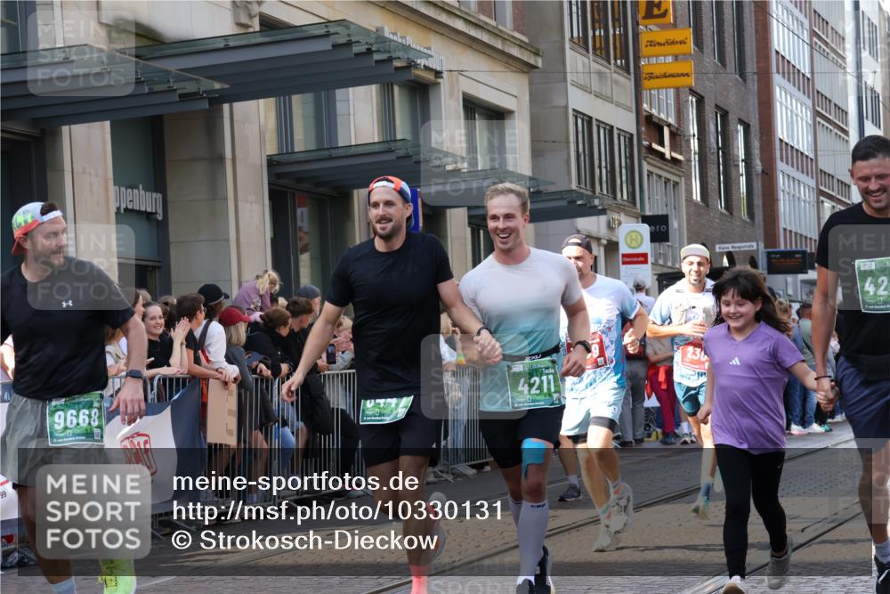13.09.2026 - 21. swb-Marathon Bremen Strokosch-Dieckow http://msf.ph/oto/10330131 13.09.2026 13:22:01 Ziel 1601, 1645, 1933, 2499, 3021, 3855, 4204, 4211, 4697, 6621, 7625, 7917, 8447, 8574, 9668, 9839, 141, 148, 572, 1209, 1254, 2051, 2397, 3290, 3338, 3652, 3695, 3774, 3934, 4581, 4735, 5193, 6865, 6976, 7098, 8438, 8452, 8924, 8947, 9059, 9421, 9599, 10120 meine-sportfotos.de