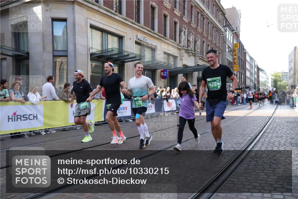 13.09.2026 - 21. swb-Marathon Bremen Strokosch-Dieckow http://msf.ph/oto/10330215 13.09.2026 13:22:03 Ziel 1601, 1645, 1933, 2481, 2499, 3021, 3855, 4204, 4211, 4697, 6621, 6891, 7625, 7917, 8447, 8574, 9668, 141, 148, 572, 1209, 2051, 2397, 3290, 3338, 3652, 3695, 3774, 3934, 4581, 4735, 5193, 6865, 6976, 7098, 8438, 8452, 8924, 8947, 9421, 9599, 9839, 10120 meine-sportfotos.de