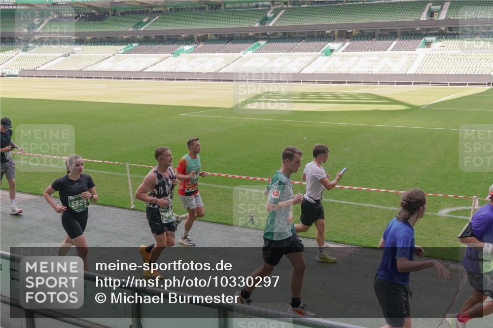13.09.2026 - 21. swb-Marathon Bremen Michael Burmester http://msf.ph/oto/10330297 13.09.2026 13:01:36 Laufen im Stadion 150, 242, 282, 318, 440, 531, 651, 687, 722, 930, 946, 1006, 1067, 1163, 1250, 1436, 1448, 1582, 1650, 1861, 1896, 1963, 2033, 2047, 2062, 2292, 2293, 2306, 2322, 2345, 2370, 2378, 2409, 2427, 2485, 2490, 2491, 2560, 2561, 2627, 2638, 2658, 2666, 2700, 2708, 2781, 2906, 2967, 2987, 3013, 3044, 3145, 3163, 3164, 3168, 3173, 3187, 3248, 3294, 3334, 3354, 3372, 3374, 3375, 3385, 3392, 3480, 3524, 3526, 3527, 3642, 3667, 3729, 3774, 3806, 3856, 4000 meine-sportfotos.de