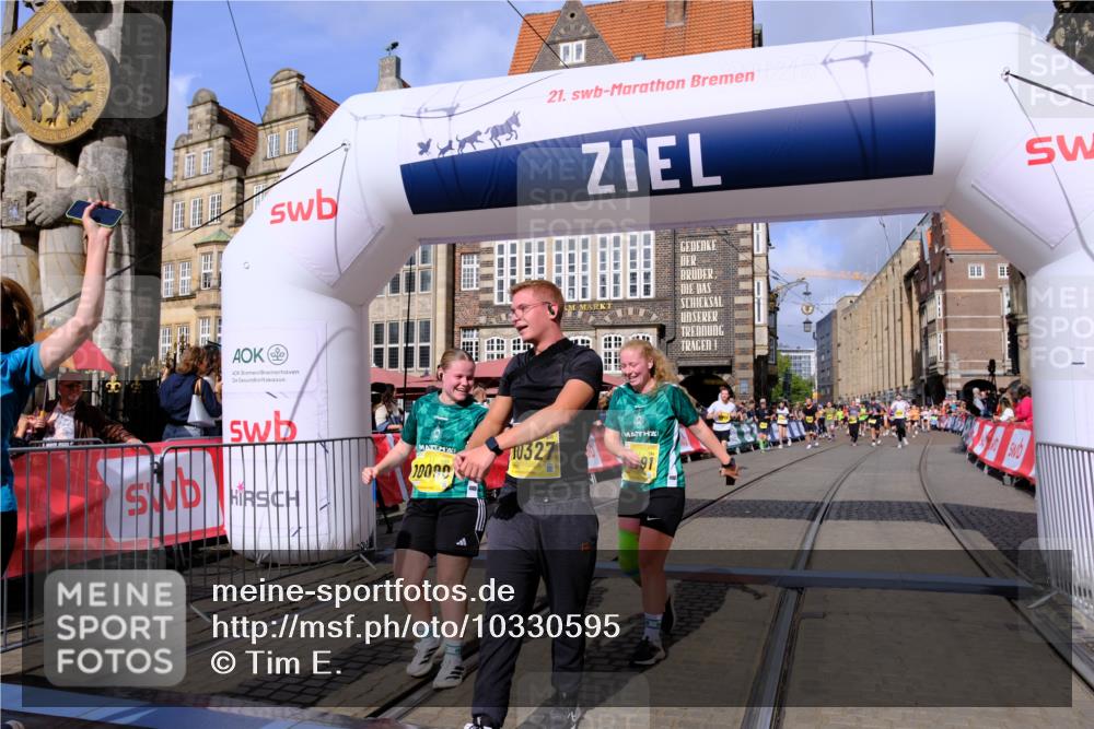13.09.2026 - 21. swb-Marathon Bremen Tim E. http://msf.ph/oto/10330595 13.09.2026 11:03:59 Ziel 10090, 10091, 10327, 10357, 10420, 10429, 10569, 10796, 10902, 10950, 11211, 11411, 11595, 11655, 11746, 11868, 12074 meine-sportfotos.de
