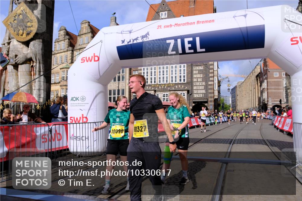 13.09.2026 - 21. swb-Marathon Bremen Tim E. http://msf.ph/oto/10330617 13.09.2026 11:03:59 Ziel 10090, 10091, 10327, 10357, 10420, 10429, 10569, 10796, 10902, 10950, 11211, 11411, 11595, 11655, 11746, 11868, 12074 meine-sportfotos.de