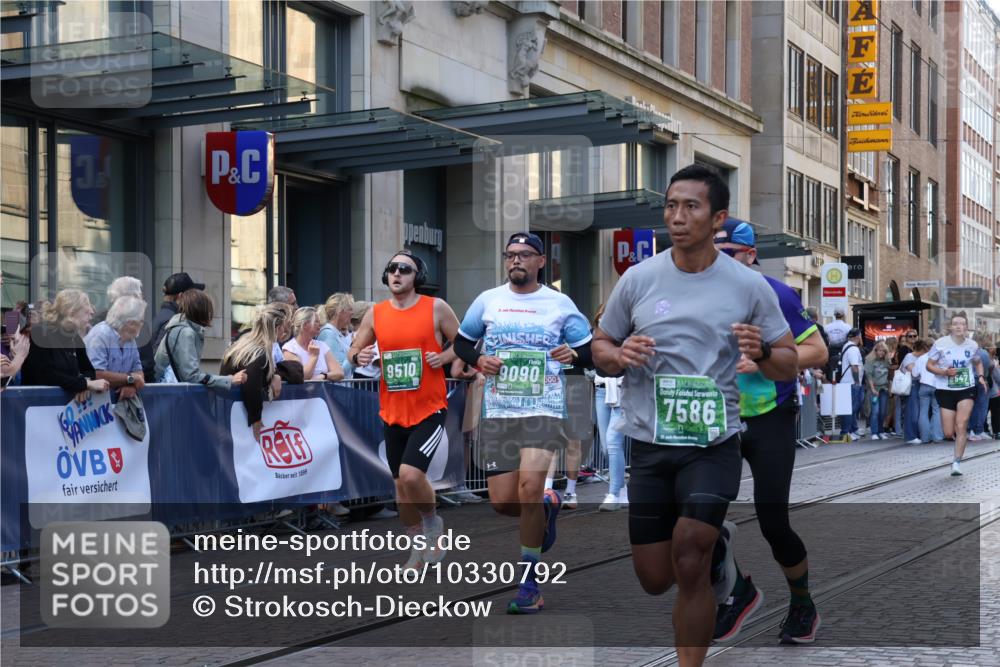 13.09.2026 - 21. swb-Marathon Bremen Strokosch-Dieckow http://msf.ph/oto/10330792 13.09.2026 13:22:21 Ziel 388, 913, 1933, 2402, 2481, 2771, 2806, 3855, 4483, 4697, 6707, 6737, 6792, 6891, 7586, 8547, 8551, 8694, 9090, 9510, 148, 1601, 1645, 2499, 3021, 3652, 4204, 4211, 6621, 7625, 7917, 8447, 8452, 8574, 8924, 9668, 9839 meine-sportfotos.de