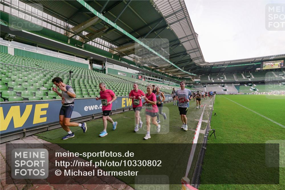 13.09.2026 - 21. swb-Marathon Bremen Michael Burmester http://msf.ph/oto/10330802 13.09.2026 13:36:39 Laufen im Stadion 421, 444, 491, 590, 657, 756, 799, 1015, 1132, 1135, 1279, 1432, 1620, 1726, 1734, 1762, 1887, 1934, 1951, 1974, 1977, 2060, 2078, 2227, 2578, 2639, 2650, 2688, 2789, 2842, 2892, 2933, 2939, 3090, 3161, 3169, 3178, 3299, 3303, 3406, 3408, 3427, 3463, 3472, 3498, 3499, 3555, 3570, 3573, 3588, 3640, 3731, 3779, 3801, 3839, 3985, 3992, 3993, 4084, 4145, 4200, 4210, 4290, 4416, 4464, 4538, 4801, 4845, 4880, 4967, 5000, 5034, 5182, 5332, 5461, 5536, 5679, 5818 meine-sportfotos.de