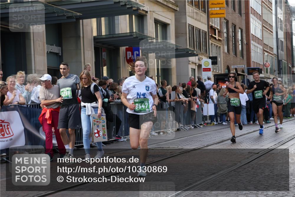 13.09.2026 - 21. swb-Marathon Bremen Strokosch-Dieckow http://msf.ph/oto/10330869 13.09.2026 13:22:23 Ziel 388, 913, 1933, 2040, 2402, 2481, 2771, 2806, 3145, 4483, 4697, 6707, 6737, 6792, 6891, 7586, 8547, 8551, 8694, 9090, 9510, 148, 1601, 1645, 2499, 3021, 3652, 3855, 4204, 4211, 6621, 7625, 7917, 8447, 8452, 8574, 9668, 9839 meine-sportfotos.de