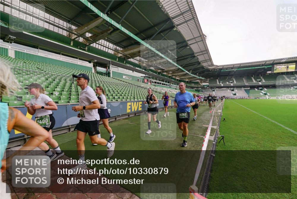 13.09.2026 - 21. swb-Marathon Bremen Michael Burmester http://msf.ph/oto/10330879 13.09.2026 13:36:50 Laufen im Stadion 421, 444, 491, 590, 657, 756, 799, 1015, 1132, 1135, 1279, 1432, 1620, 1726, 1734, 1762, 1887, 1934, 1951, 1974, 1977, 2060, 2078, 2227, 2578, 2639, 2688, 2789, 2842, 2892, 2933, 2939, 3161, 3169, 3178, 3299, 3303, 3408, 3427, 3463, 3472, 3498, 3499, 3555, 3570, 3573, 3588, 3640, 3731, 3779, 3801, 3839, 3985, 3992, 3993, 4084, 4145, 4200, 4210, 4252, 4290, 4416, 4464, 4538, 4801, 4845, 4880, 5000, 5034, 5145, 5182, 5210, 5332, 5461, 5536, 5679, 5818 meine-sportfotos.de