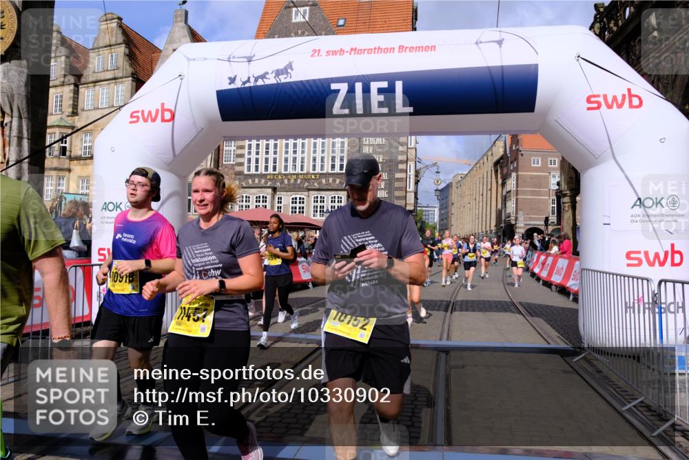 13.09.2026 - 21. swb-Marathon Bremen Tim E. http://msf.ph/oto/10330902 13.09.2026 11:04:10 Ziel 10152, 10357, 10403, 10429, 10607, 10659, 10720, 10796, 10918, 11149, 11319, 11325, 11451, 11470, 11471, 11511, 11618, 11868, 11967, 12140, 12260, 12392, 12433, 12504 meine-sportfotos.de