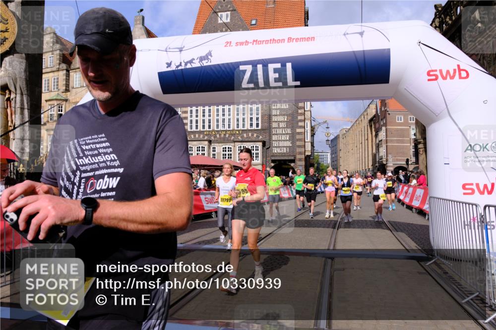 13.09.2026 - 21. swb-Marathon Bremen Tim E. http://msf.ph/oto/10330939 13.09.2026 11:04:11 Ziel 10152, 10357, 10403, 10429, 10607, 10659, 10720, 10726, 10796, 10912, 10918, 11149, 11319, 11325, 11451, 11470, 11471, 11511, 11618, 11868, 11967, 12140, 12260, 12392, 12433, 12504 meine-sportfotos.de