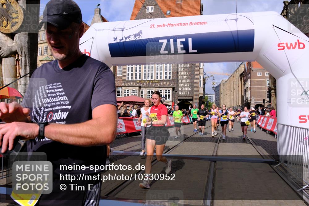 13.09.2026 - 21. swb-Marathon Bremen Tim E. http://msf.ph/oto/10330952 13.09.2026 11:04:11 Ziel 10152, 10357, 10403, 10429, 10607, 10659, 10720, 10726, 10796, 10912, 10918, 11149, 11319, 11325, 11451, 11470, 11471, 11511, 11618, 11868, 11967, 12140, 12260, 12392, 12433, 12504 meine-sportfotos.de
