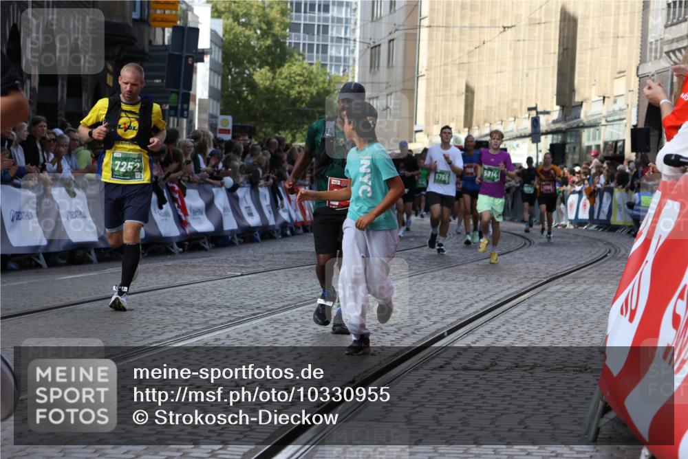 13.09.2026 - 21. swb-Marathon Bremen Strokosch-Dieckow http://msf.ph/oto/10330955 13.09.2026 13:25:22 Ziel 972, 1080, 1166, 1264, 1436, 1448, 2322, 2761, 3105, 4091, 4113, 4507, 4918, 4973, 6079, 6360, 6544, 6943, 7409, 7854, 8245, 8853, 9073, 9152, 9360, 9493, 13088, 209, 1650, 3186, 3806, 4717, 5703, 5755, 5814, 6380, 7252, 8545, 8597, 8695, 8890, 9468, 9506 meine-sportfotos.de