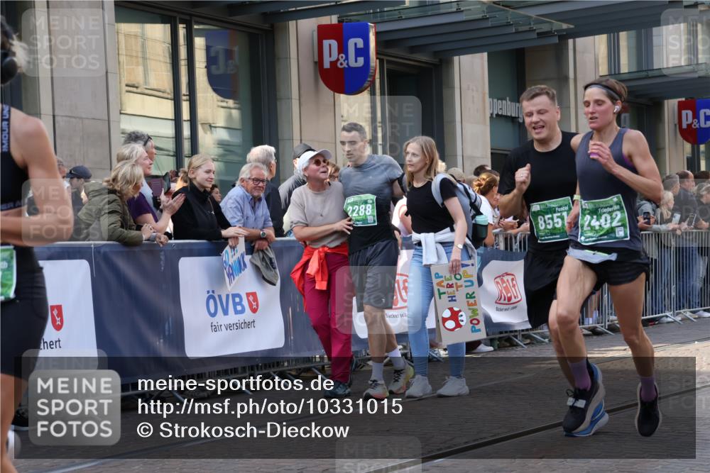 13.09.2026 - 21. swb-Marathon Bremen Strokosch-Dieckow http://msf.ph/oto/10331015 13.09.2026 13:22:27 Ziel 388, 913, 1963, 2040, 2402, 2481, 2771, 2806, 3145, 3560, 4483, 6707, 6737, 6792, 6891, 7586, 8547, 8551, 8646, 8694, 9090, 9510, 1601, 1645, 1933, 2499, 3021, 3855, 4204, 4211, 4697, 6621, 7625, 7917, 8447, 8574, 9668, 9839 meine-sportfotos.de