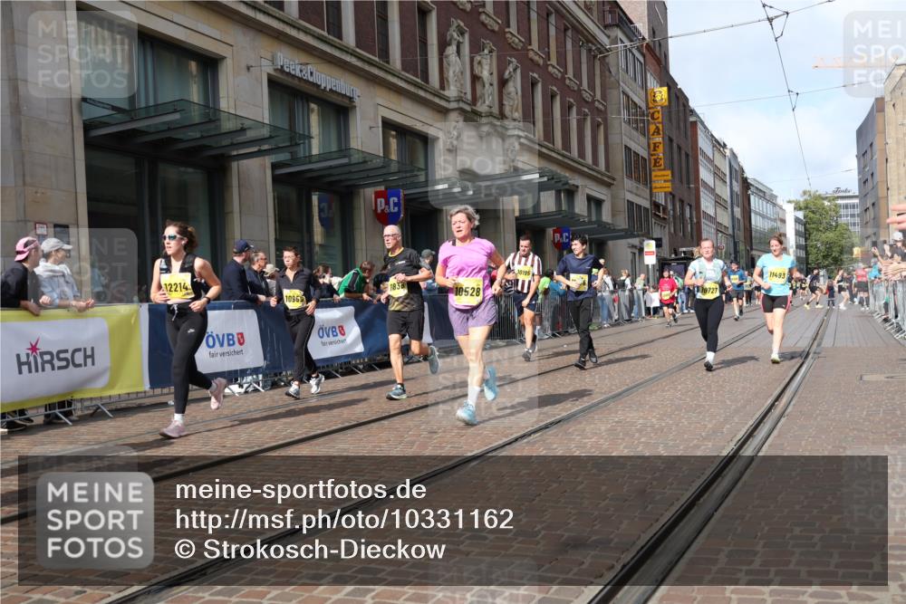 13.09.2026 - 21. swb-Marathon Bremen Strokosch-Dieckow http://msf.ph/oto/10331162 13.09.2026 11:03:00 Ziel 10092, 10150, 10187, 10195, 10237, 10309, 10528, 10531, 10598, 10724, 10727, 10904, 10959, 11070, 11493, 11598, 11676, 11773, 11830, 11836, 12068, 12184, 12185, 12214, 12483, 12611, 10185, 10190, 10296, 10633, 10715, 10731, 10783, 10945, 10954, 10955, 10985, 11095, 11096, 11107, 11313, 11564, 11697, 11701, 11719, 11730, 11776, 11785, 12071, 12154, 12247, 12421, 12432, 12448, 12451, 12465, 12483 meine-sportfotos.de