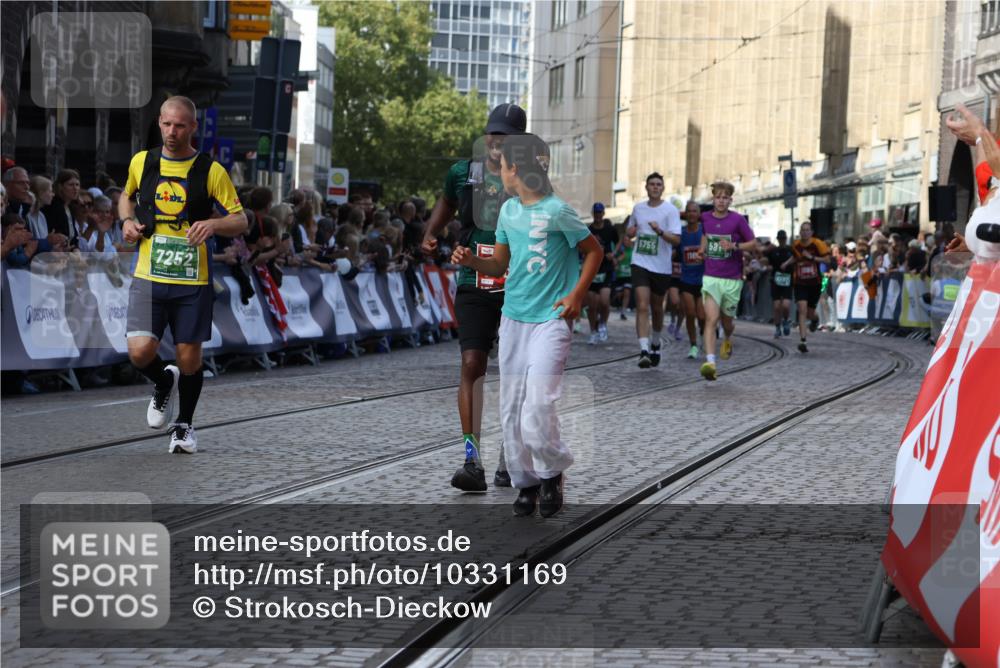 13.09.2026 - 21. swb-Marathon Bremen Strokosch-Dieckow http://msf.ph/oto/10331169 13.09.2026 13:25:23 Ziel 972, 1080, 1166, 1264, 1436, 1448, 2322, 2761, 3105, 4091, 4113, 4507, 4918, 4973, 6079, 6360, 6544, 6943, 7409, 7854, 8245, 9073, 9152, 9360, 9493, 13088, 191, 209, 1650, 3124, 3186, 3806, 4717, 5703, 5755, 5814, 7252, 8545, 8597, 8695, 8890, 9468, 9506 meine-sportfotos.de