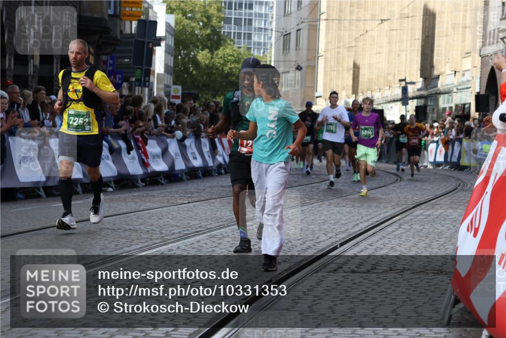 13.09.2026 - 21. swb-Marathon Bremen Strokosch-Dieckow http://msf.ph/oto/10331353 13.09.2026 13:25:23 Ziel 972, 1080, 1166, 1264, 1436, 1448, 2322, 2761, 3105, 4091, 4113, 4507, 4918, 4973, 6079, 6360, 6544, 6943, 7409, 7854, 8245, 9073, 9152, 9360, 9493, 13088, 191, 209, 1650, 3124, 3186, 3806, 4717, 5703, 5755, 5814, 7252, 8545, 8597, 8695, 8890, 9468, 9506 meine-sportfotos.de
