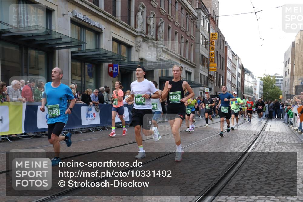 13.09.2026 - 21. swb-Marathon Bremen Strokosch-Dieckow http://msf.ph/oto/10331492 13.09.2026 13:22:45 Ziel 1809, 1900, 1935, 1963, 2040, 2306, 2367, 2827, 2914, 2961, 3098, 3145, 3233, 3374, 3560, 3729, 3920, 5114, 6737, 7909, 8231, 8304, 8377, 8646, 8671, 8672, 8732, 8787, 8819, 8820, 9827, 9921, 388, 913, 1933, 2402, 2481, 2771, 2806, 3855, 4483, 4697, 6707, 6792, 6891, 7586, 8547, 8551, 8694, 9090, 9510 meine-sportfotos.de