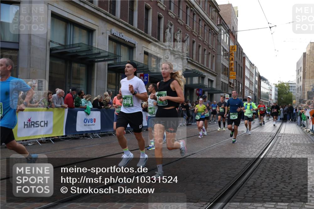 13.09.2026 - 21. swb-Marathon Bremen Strokosch-Dieckow http://msf.ph/oto/10331524 13.09.2026 13:22:45 Ziel 1809, 1900, 1935, 1963, 2040, 2306, 2367, 2827, 2914, 2961, 3098, 3145, 3233, 3374, 3560, 3729, 3920, 5114, 6737, 7909, 8231, 8304, 8377, 8646, 8671, 8672, 8732, 8787, 8819, 8820, 9827, 9921, 388, 913, 1933, 2402, 2481, 2771, 2806, 3855, 4483, 4697, 6707, 6792, 6891, 7586, 8547, 8551, 8694, 9090, 9510 meine-sportfotos.de