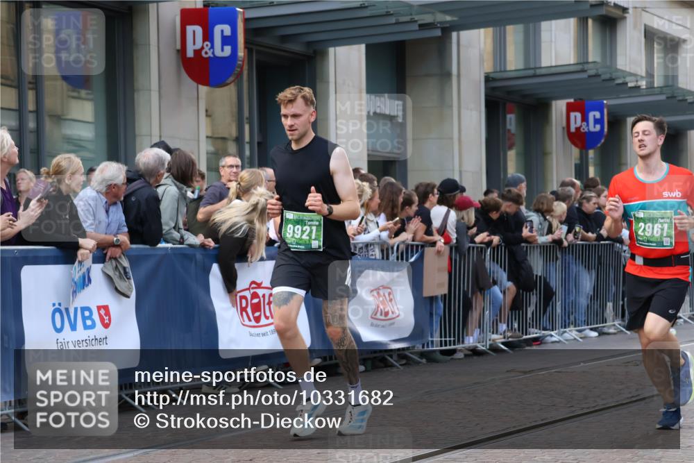 13.09.2026 - 21. swb-Marathon Bremen Strokosch-Dieckow http://msf.ph/oto/10331682 13.09.2026 13:22:49 Ziel 1809, 1900, 1935, 1963, 2306, 2367, 2427, 2827, 2899, 2914, 2961, 3098, 3233, 3374, 3560, 3729, 3920, 5114, 7909, 8045, 8231, 8304, 8377, 8646, 8671, 8672, 8732, 8787, 8819, 8820, 9827, 9921, 10127, 388, 913, 1933, 2040, 2402, 2481, 2771, 2806, 3145, 4483, 4697, 6707, 6737, 6792, 6891, 7586, 8547, 8551, 8694, 9090, 9510 meine-sportfotos.de