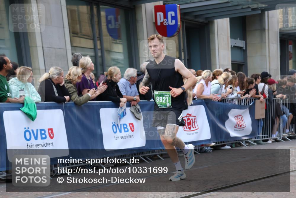 13.09.2026 - 21. swb-Marathon Bremen Strokosch-Dieckow http://msf.ph/oto/10331699 13.09.2026 13:22:49 Ziel 1809, 1900, 1935, 1963, 2306, 2367, 2427, 2827, 2899, 2914, 2961, 3098, 3233, 3374, 3560, 3729, 3920, 5114, 7909, 8045, 8231, 8304, 8377, 8646, 8671, 8672, 8732, 8787, 8819, 8820, 9827, 9921, 10127, 388, 913, 1933, 2040, 2402, 2481, 2771, 2806, 3145, 4483, 4697, 6707, 6737, 6792, 6891, 7586, 8547, 8551, 8694, 9090, 9510 meine-sportfotos.de