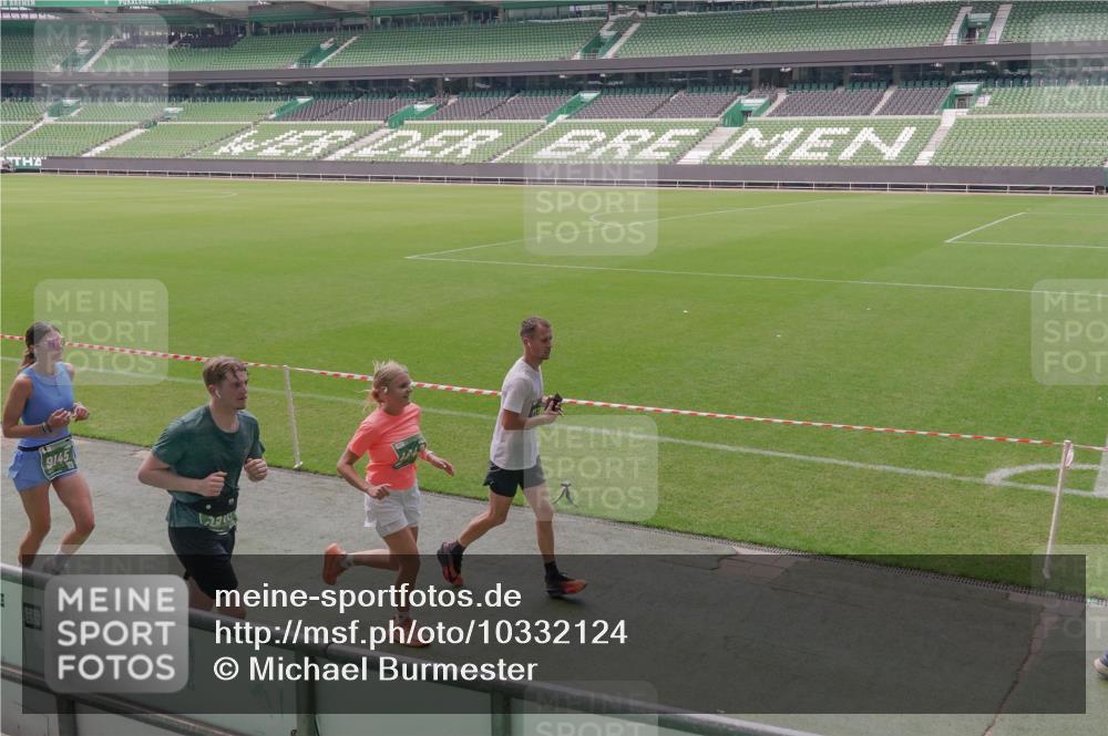 13.09.2026 - 21. swb-Marathon Bremen Michael Burmester http://msf.ph/oto/10332124 13.09.2026 13:04:05 Laufen im Stadion 178, 209, 210, 488, 534, 565, 596, 725, 762, 881, 940, 1014, 1239, 1343, 1373, 1456, 1458, 1460, 1479, 1611, 1649, 1653, 1687, 1771, 2223, 2276, 2364, 2369, 2421, 2430, 2434, 2452, 2513, 2625, 2723, 2779, 2851, 2867, 2872, 2891, 2900, 2910, 2919, 2934, 2957, 2977, 3028, 3114, 3135, 3217, 3258, 3360, 3402, 3419, 3425, 3454, 3460, 3496, 3510, 3521, 3576, 3579, 3585, 3597, 3618, 3796, 3846, 3859, 3909, 3938, 3970, 3983, 4077, 4133, 242 meine-sportfotos.de