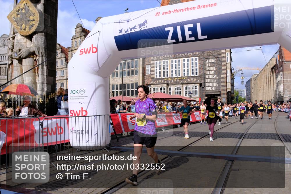 13.09.2026 - 21. swb-Marathon Bremen Tim E. http://msf.ph/oto/10332552 13.09.2026 11:04:59 Ziel 10160, 10198, 10283, 10315, 10481, 10711, 10856, 10877, 10940, 11006, 11114, 11364, 11366, 11395, 11592, 11705, 11757, 11761, 11991, 12005, 12493, 12495, 12498, 12500, 12502, 12563 meine-sportfotos.de