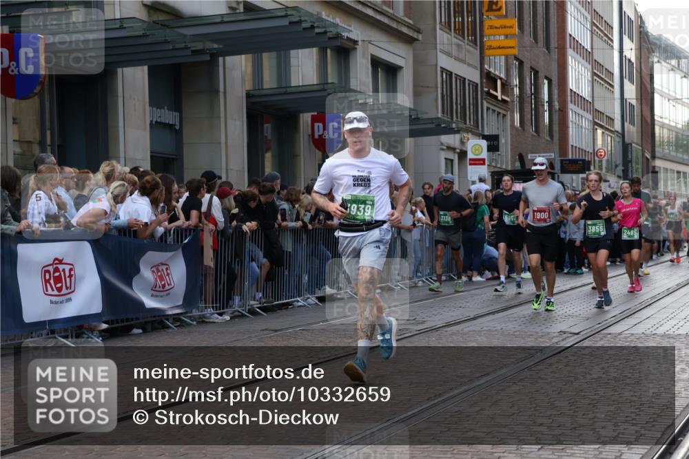 13.09.2026 - 21. swb-Marathon Bremen Strokosch-Dieckow http://msf.ph/oto/10332659 13.09.2026 13:23:15 Ziel 135, 672, 2371, 2409, 2485, 2490, 2560, 2627, 3078, 3138, 3173, 3531, 3642, 3856, 3861, 3939, 5820, 5821, 5908, 6157, 6843, 6848, 6923, 8095, 8290, 8560, 8863, 9088, 9196, 9436, 1809, 1900, 1935, 1963, 2306, 2367, 2427, 2827, 2899, 2914, 2961, 3098, 3233, 3374, 3560, 3729, 3920, 5114, 5820, 5821, 7909, 8045, 8231, 8304, 8377, 8646, 8671, 8672, 8732, 8787, 8819, 8820, 9827, 9921, 10127 meine-sportfotos.de