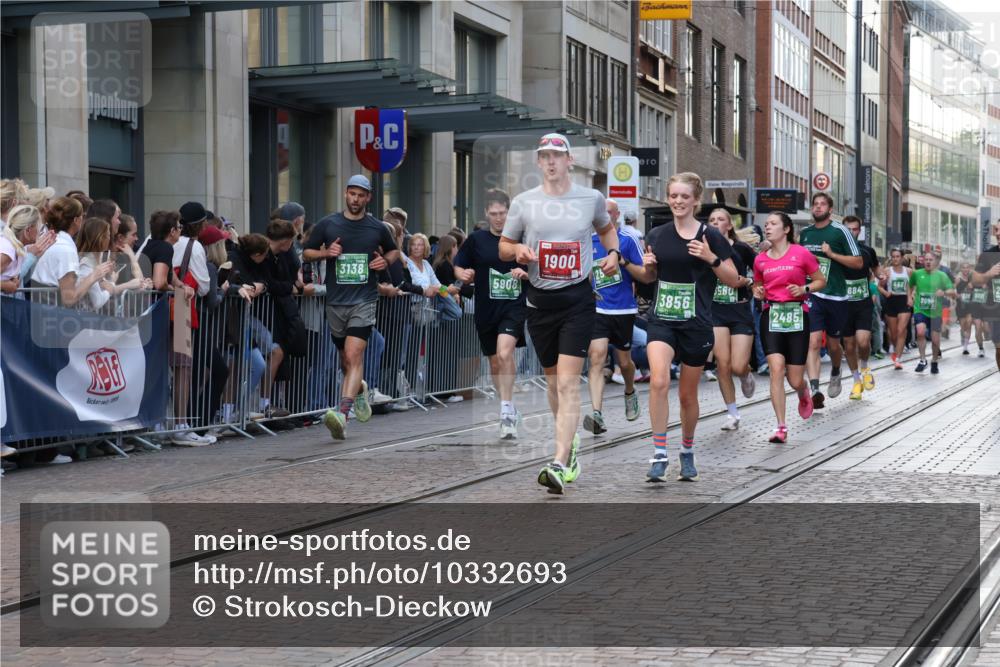 13.09.2026 - 21. swb-Marathon Bremen Strokosch-Dieckow http://msf.ph/oto/10332693 13.09.2026 13:23:17 Ziel 135, 672, 2371, 2409, 2485, 2490, 2560, 2627, 3078, 3138, 3173, 3531, 3642, 3856, 3861, 3939, 4601, 5011, 5231, 5908, 6157, 6843, 6848, 6923, 7216, 8095, 8290, 8560, 8863, 9088, 9196, 1809, 1900, 1935, 2306, 2367, 2427, 2827, 2899, 2914, 2961, 3098, 3233, 3374, 3729, 3920, 5114, 5820, 5821, 7909, 8045, 8231, 8304, 8377, 8671, 8672, 8732, 8787, 8819, 8820, 9436, 9827, 9921, 10127 meine-sportfotos.de